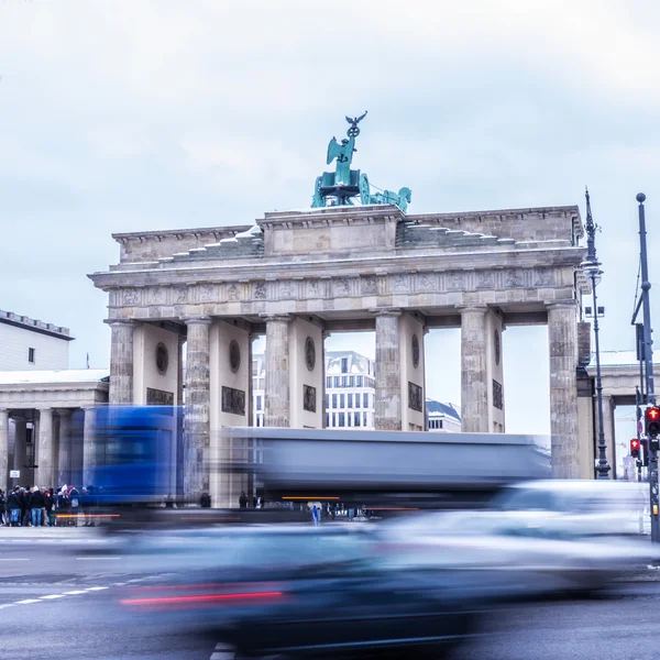 Trafiken vid Brandenburger Tor — Stockfoto