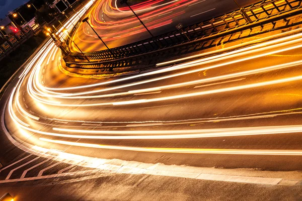 Auto leuchtet bei Nacht — Stockfoto