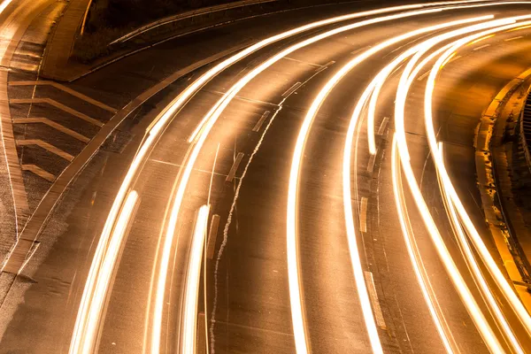 Bil lamporna på motorvägen genom natten — Stockfoto