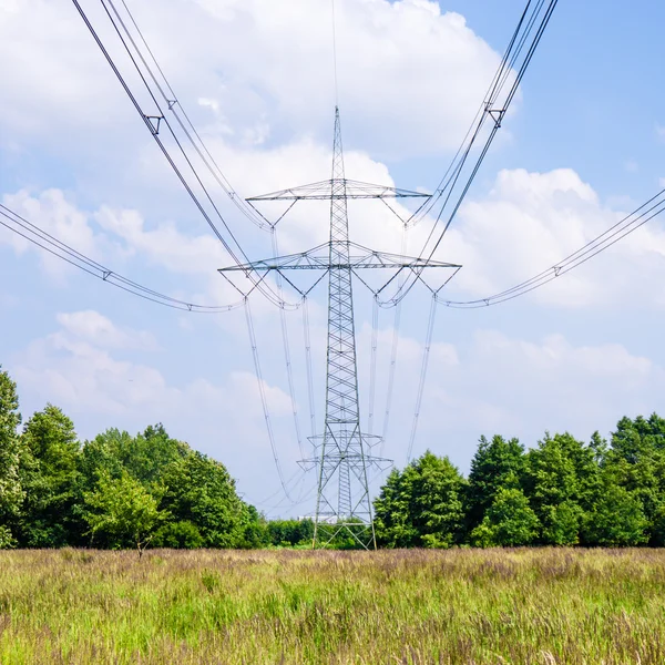 Elektrische toren in landschap — Stockfoto