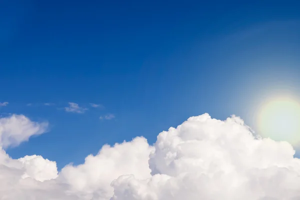 Пасмурное небо и солнце — стоковое фото