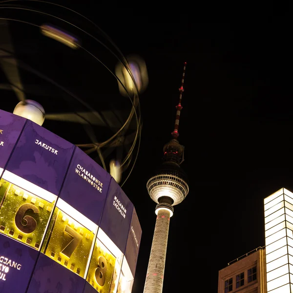 Weltuhr und Fernsehturm in Berlin — Stockfoto