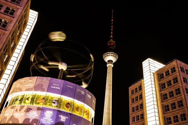 Berlin'de dünya saati ve televizyon kulesi — Stok fotoğraf