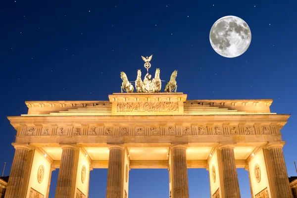 Brandenburger tor med stjärnor och månen — Stockfoto