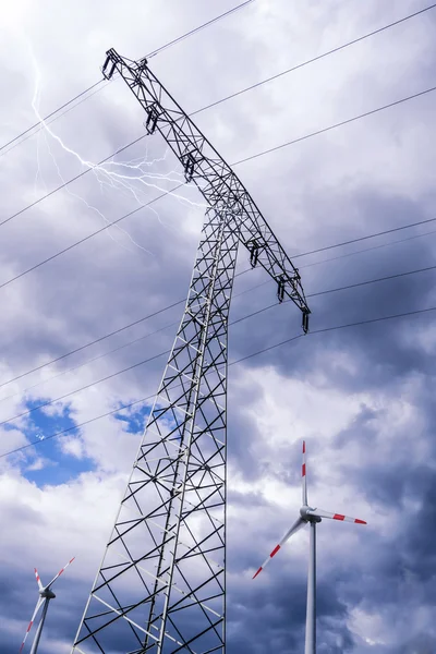 電気の塔、風力発電機 ストック写真