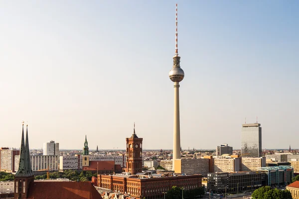 Berlins TV-torn och stadshuset Royaltyfria Stockfoton