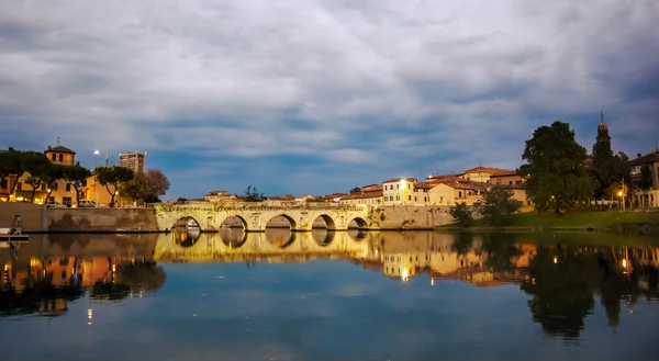 Rimini Dämmerung, Blick auf die Tiberiusbrücke. Sonnenuntergang — Stockfoto