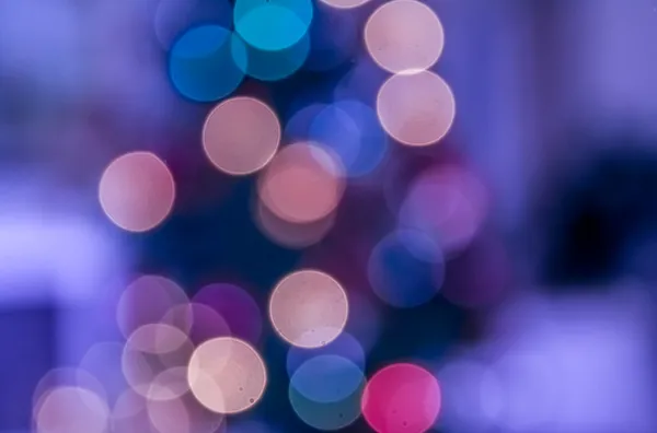 Luces borrosas del árbol de Navidad. Efecto Bokeh — Foto de Stock