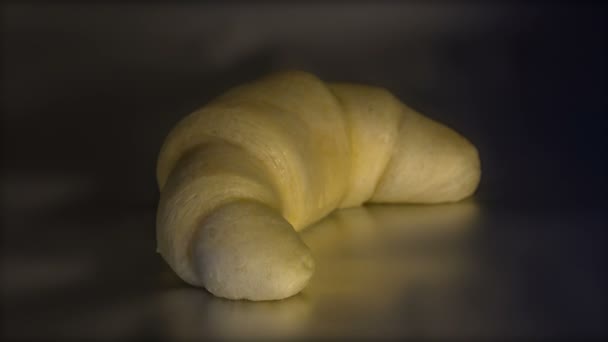 Timelapse horneado de croissant único dorado y crujiente — Vídeos de Stock