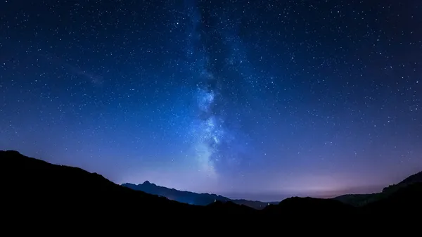 Estrellas del cielo nocturno. Vía Láctea. Fondo de montaña — Foto de Stock