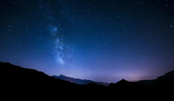 Estrellas del cielo nocturno con vía láctea en el fondo de la montaña — Foto de Stock