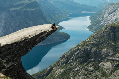 Norveç 'in Vestland ilçesindeki Trolltunga uçurumunda oturan mutlu bir çift