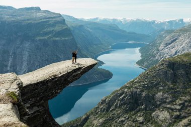 Norveç 'in Vestland ilçesindeki Trolltunga uçurumunda duran mutlu bir çift.