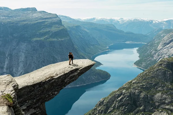 Norveç 'in Vestland ilçesindeki Trolltunga uçurumunda duran mutlu bir çift.