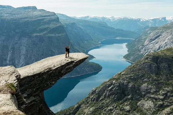 Egy boldog pár áll a Trolltunga sziklán, Vestland megye, Norvégia — Stock Fotó