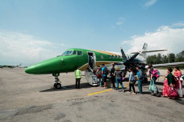 POKHARA - NEPAL, 30 Mayıs 2016: İnsanlar Pokhara havaalanında uçağa biniyor 
