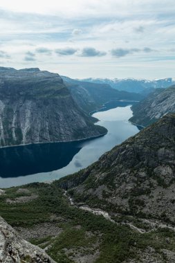 Norveç 'in Vestland ilçesi Trolltunga uçurumundan Odda' daki Ringedalsvatnet Gölü manzarası