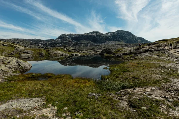 Norveç 'in Vestaland ilçesi, Trolltunga' ya giden yürüyüş yolunun yanındaki küçük göl.