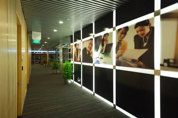 SINGAPUR - 15 DE NOVIEMBRE DE 2015: Pared digital en Microsoft Technology Centre en Singapur — Foto de Stock