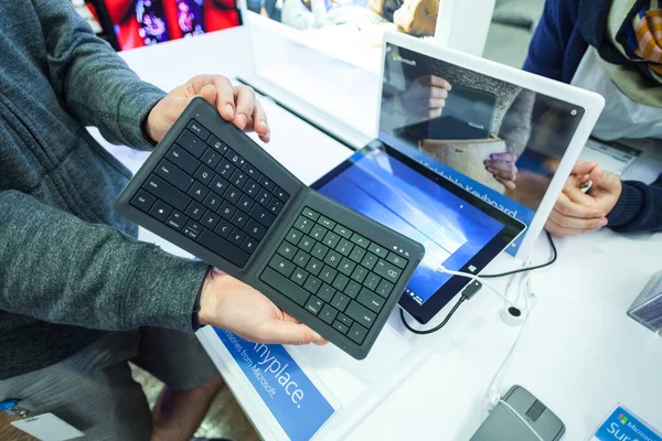 SINGAPORE - NOVEMBER 15, 2015: Singapur 'daki Microsoft Teknoloji Merkezi, Ayrılabilir Katlanabilir Klavye
