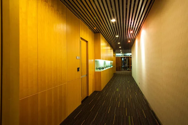 SINGAPORE - 15 Kasım 2015: Singapur 'daki Microsoft Teknoloji Merkezi' nde uzun koridor — Stok fotoğraf