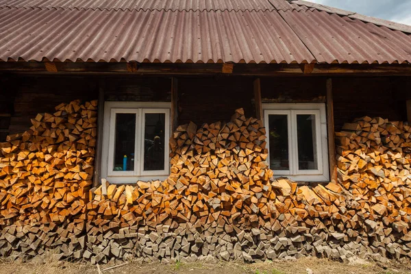 Une maison de campagne couverte de grumes de bois, Carpates, Ukraine — Photo