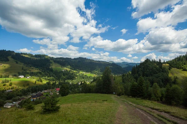 Un chemin de terre qui mène au village, montagnes des Carpates, Ukraine — Photo