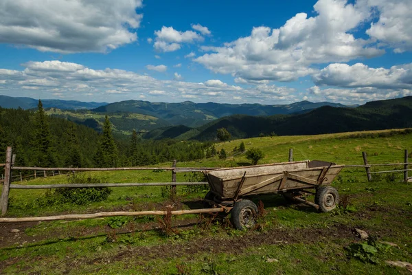 Carrinho de quatro rodas de madeira, montanhas dos Cárpatos, Ucrânia — Fotografia de Stock