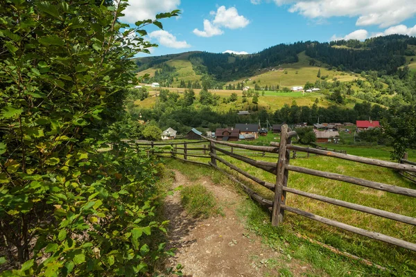 Village pittoresque dans les Carpates ukrainiennes — Photo