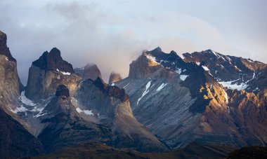 Torres del Paine bulutların tepesinde, Torres del Paine Ulusal Parkı, Şili