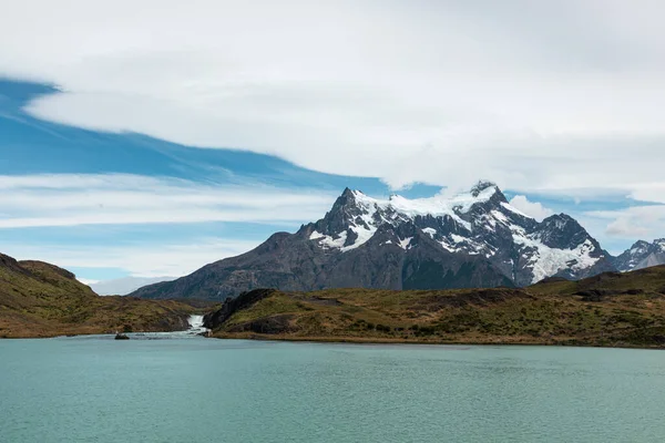 Пейзаж снежных вершин гор и бирюзовой воды Серого озера, Национальный парк Торрес-дель-Пайне, Чили — стоковое фото