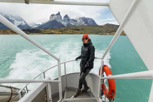 Μια νεαρή γυναίκα στο τουριστικό σκάφος στη λίμνη Πίχοου, Τόρες ντελ Πέιν Εθνικό Πάρκο, Χιλή — Φωτογραφία Αρχείου
