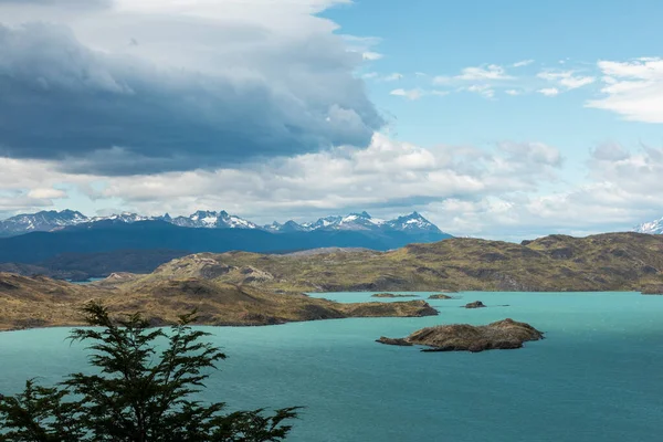 Гладкая бирюзовая вода озера, Национальный парк Торрес-дель-Пайне, Чили — стоковое фото