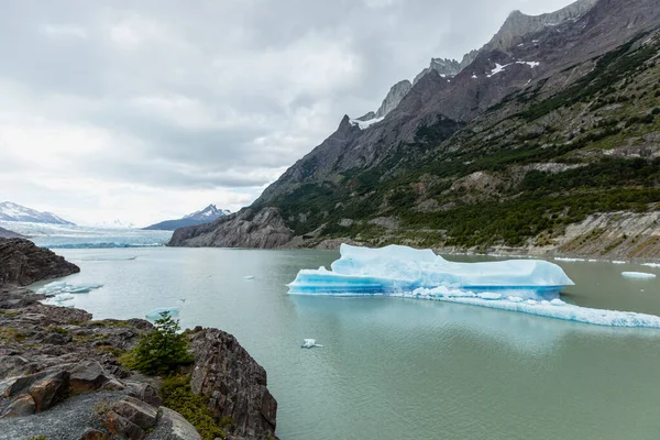 Un iceberg en un lago gris, Parque Nacional Torres del Paine, Chile — Foto de Stock
