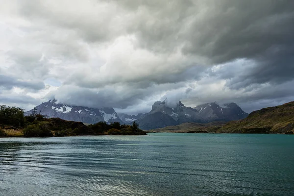 Дождевые облака, покрывающие горные вершины, Национальный парк Торрес-дель-Пайне, Чили — стоковое фото
