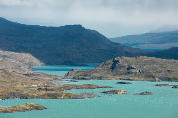 Бирюзовое ледниковое озеро в Национальном парке Торрес-дель-Пайне, Чили — стоковое фото