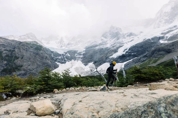 Bir yürüyüşçü, Şili 'deki Torres del Paine Ulusal Parkı' ndaki kayalık yürüyüş yolunda yürüyor. — Stok fotoğraf