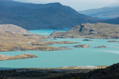 Turkuaz göllü dağ manzarası, Torres del Paine Ulusal Parkı, Şili