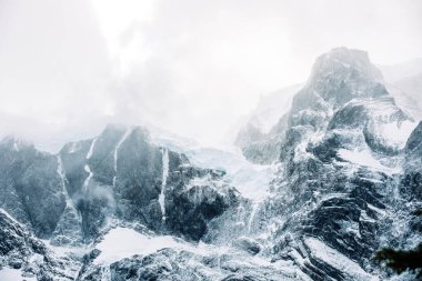 Rüzgar, dağ zirvelerindeki karı uçurur, Torres del Paine Ulusal Parkı, Şili