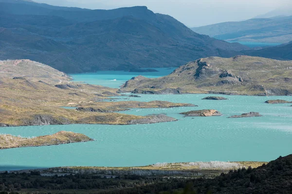 Turkuaz göllü dağ manzarası, Torres del Paine Ulusal Parkı, Şili