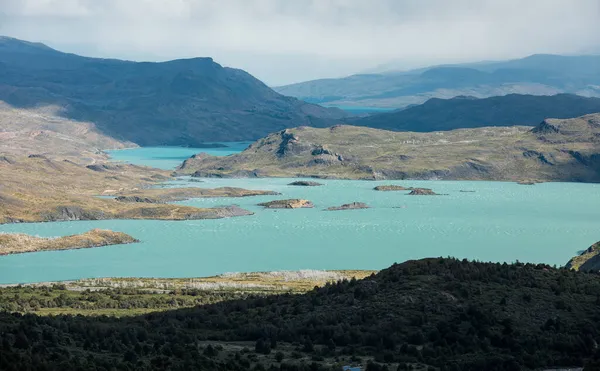 Torres del Paine Ulusal Parkı 'nın düz tepeleri ve turkuaz göl suyu, Şili