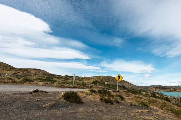 Krajobraz z zakrzywionym znakiem drogowym, Park Narodowy Torres del Paine, Chile — Zdjęcie stockowe