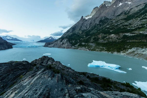 Vista do lago Grey com grandes icebergs flutuantes, Parque Nacional Torres del Paine, Chile — Fotografia de Stock