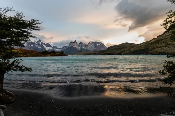 뒤에 있는 토레스델 페인 과 함께 있는 페호 호수의 매끄러운 파도, 칠레의 토레스델 페인 국립 공원 — 스톡 사진