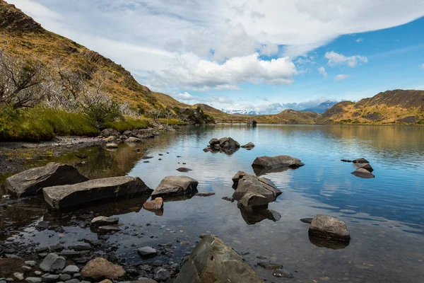 Ландшафт скал в озере Серене, окруженном горами, Национальный парк Торрес-дель-Пайне, Чили — стоковое фото