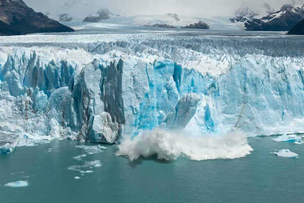 Gran trozo de hielo está rompiendo el glaciar Perito Moreno, Parque Nacional Los Glaciares — Foto de Stock