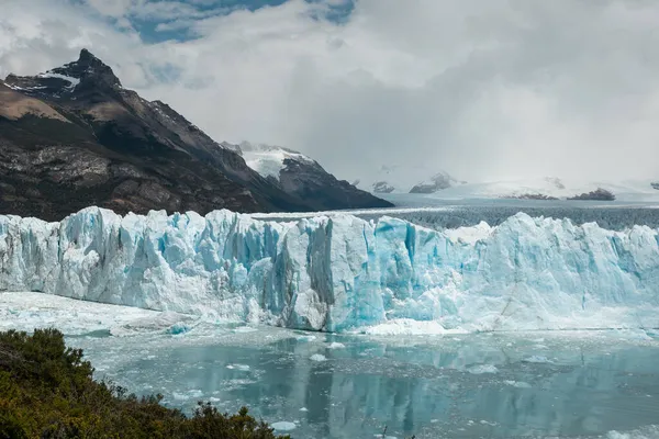 Pedaços de gelo da borda do Glaciar Perito Moreno estão entrando no lago — Fotografia de Stock