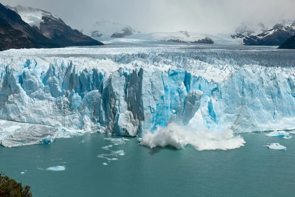 巨大的冰块正在从莫雷诺冰川上断裂 — 图库照片