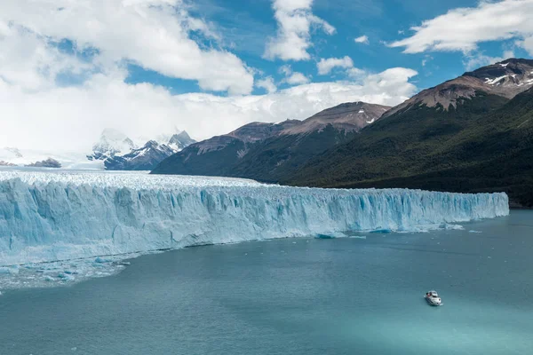 Περιήγηση βάρκα επιπλέει στο Lago Argentino μπροστά από Perito Moreno παγετώνα — Φωτογραφία Αρχείου