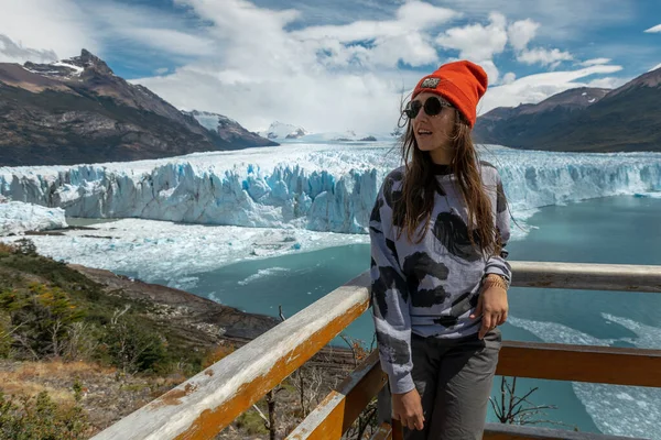 Una donna in posa sulla piattaforma panoramica di fronte al ghiacciaio Perito Moreno — Foto Stock